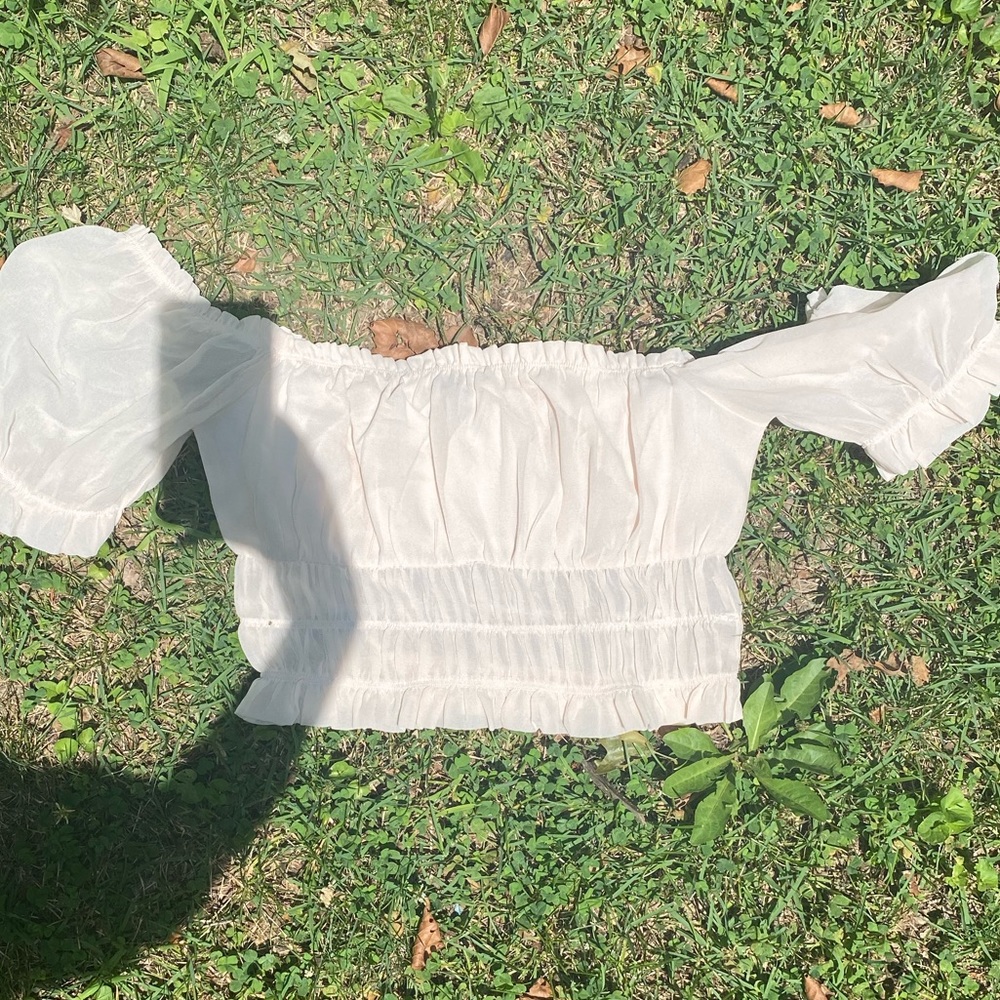 Forever 21’s Light pink ruffle crop top